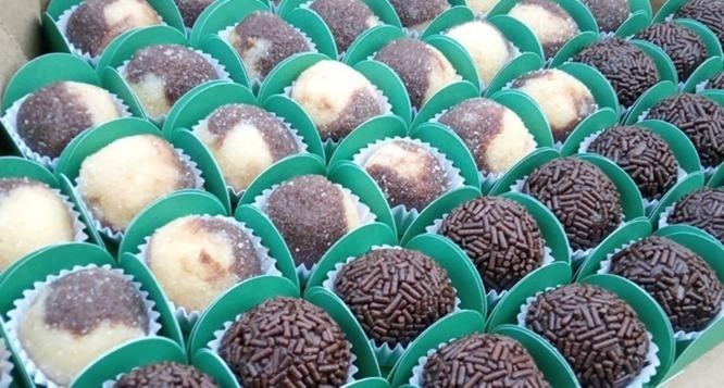 Ana Mello Brigadeiros Gourmet, 200 doces tradicionais em formas quadradas na Ana Mello Brigadeiros Gourmet Ana Mello Brigadeiros Gourmet, 200 doces tradicionais em formas quadradas na Ana Mello Brigadeiros Gourmet