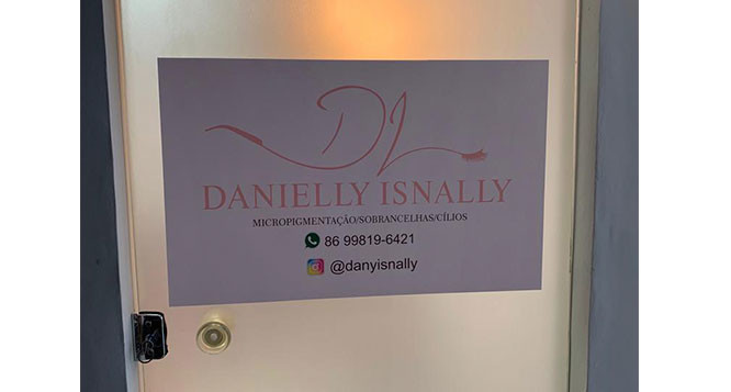 Design de sobrancelhas + esteira de massagem no Studio Danielly Isnally
