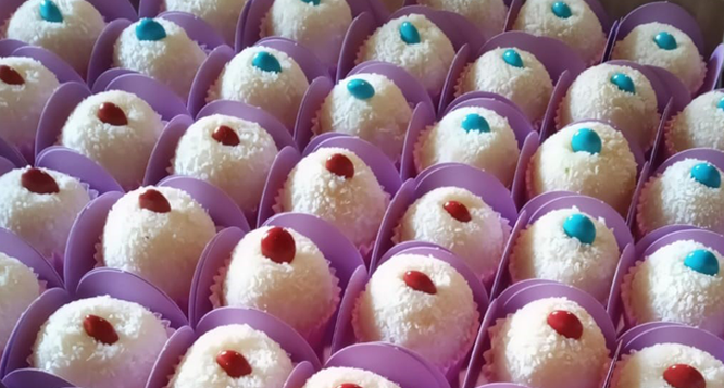 150 doces tradicionais em forminhas quadradas na Ana Mello Brigadeiros Gourmet