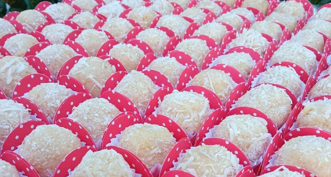 150 doces tradicionais em forminhas quadradas na Ana Mello Brigadeiros Gourmet