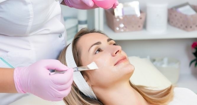 Raísa Lívia Estética Avançada, Limpeza de Pele Premium + Peeling de diamante + Hidratação facial