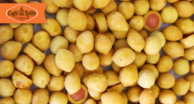 100 Salgadinhos (até 2 sabores) na Café com Leite 100 Salgadinhos (até 2 sabores) na Café com Leite